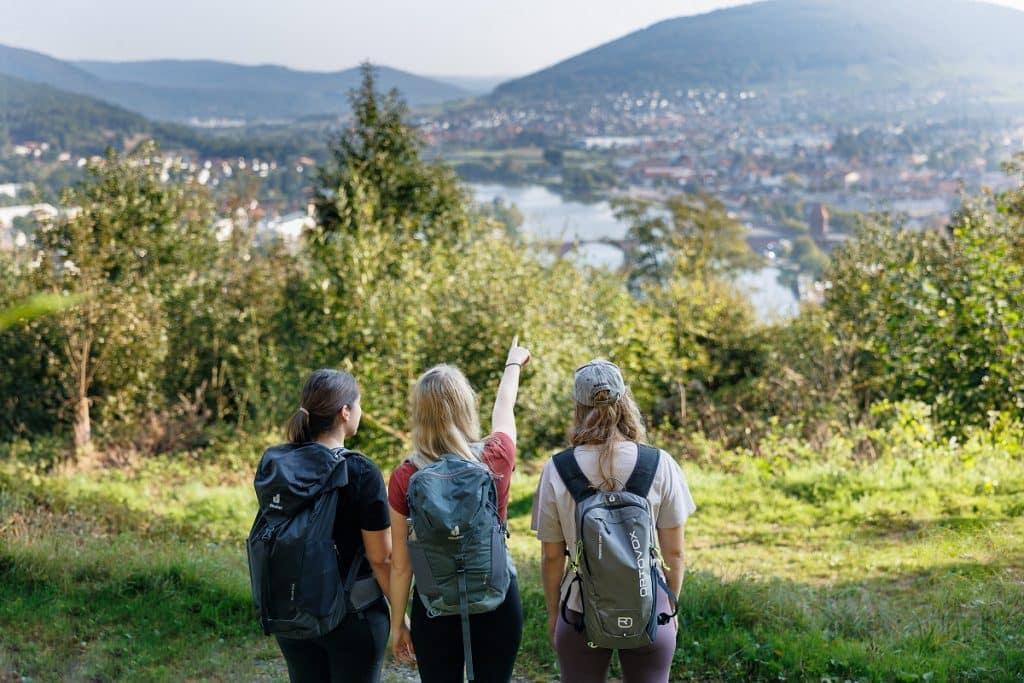 Drei junge Wanderinnen blicken in das Maintal in Miltenberg