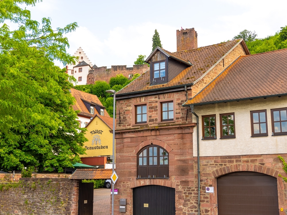 Das Gebäude mit der Ferienwohnung an der Mainpromenade in Miltenberg von der Straßenseite aus gesehen