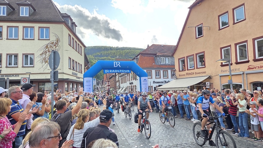 Zieleinfahrt der BR-Radltour in Miltenberg 2025 am Ende der 3. Etappe.