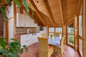Essbereich und Küchenzeile in der Ferienwohnung Jachtschütz in Miltenberg