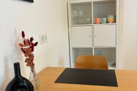 Esstisch in der Ferienwohnung Terrassenglück von Silke Zöller in Miltenberg
