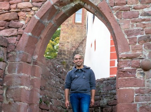 Stadtführer Adam Afifi bei der Führung "Mauern, Main und Odenwald"