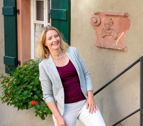 Stadtführerin Anna Salmen-Legler bei der StadtverFührung "Schlitzohren erleben ihr blaues Wunder" in Miltenberg
