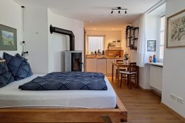 Ferienwohnung Annette Faust in Miltenberg - Bett von der Tür aus gesehen