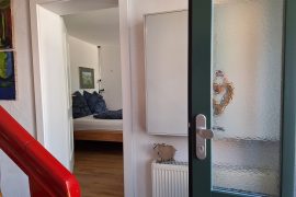 Ferienwohnung Annette Faust in Miltenberg - Blick vom Treppenhaus in das Apartment