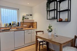 Ferienwohnung Annette Faust in Miltenberg - Küchenzeile mit Esstisch