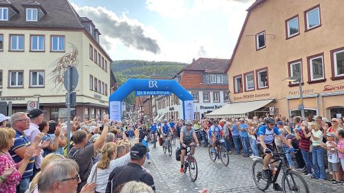 Zieleinfahrt der BR-Radltour in Miltenberg 2025 am Ende der 3. Etappe.