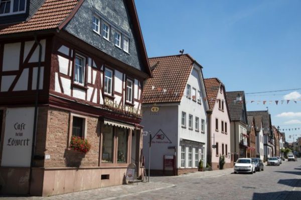 Die verkehrsberuhigte Hauptstraße im Zentrum von Bürgstadt