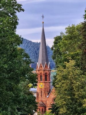 Kirchturm der evangelischen Johanneskirche in Miltenberg vom Burgweg aus