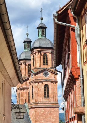 Die Kirchturmspitzen der Pfarrkirche St. Jakobus in Miltenberg vom Schnatterloch aus