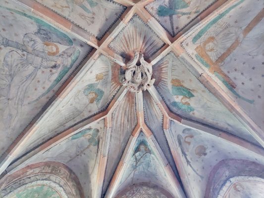 Das ausgemalte Deckengewölbe im Chor der Laurentiuskapelle in Miltenberg