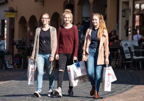 Junge Frauen auf Shoppingtour durch Miltenberg