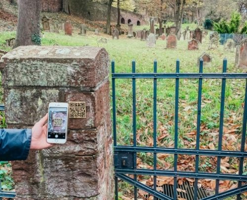 Der QR-Code am Alten Jüdischen Friedhof in Miltenberg wird ausgelesen