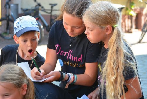 Drei Kinder machen gerade sie Stadtrallye durch Miltenberg und sind ganz überrascht über die Antworten.