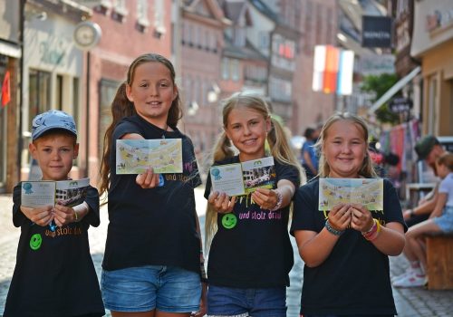 Vier Kinder präsentieren die Stadtrallye
