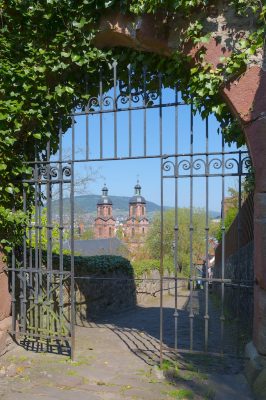 Blick durch das Tor in der Schlossgasse auf die Türme der Pfarrkirche