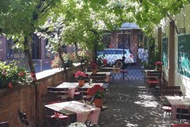 Das Winzerhöfchen vom Weinhof Zipf in Miltenberg wartet auf Gäste