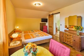 Eine seitliche Ansicht vom Schlafbereich im Doppelzimmer der Familie Jachtschütz in Miltenberg