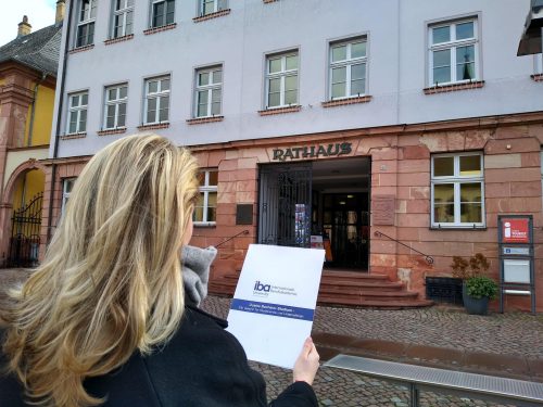 Eine Frau hält eine Broschüre von der iba Darmstadt in der Hand