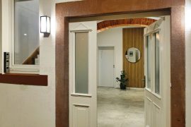 Eingang mit Schlüsselbox im Fenster © Main Zauber Apartments