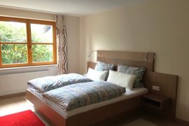 Schlafzimmer mit Doppelbett in der Ferienwohnung Breunig in Bürgstadt