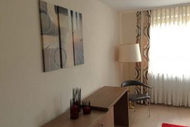 Einfacher Schreibtisch und Sideboard in der Ferienwohnung Breunig in Bürgstadt