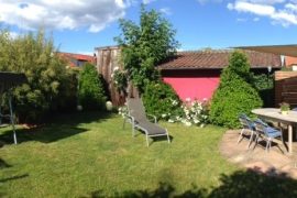 Liegestuhl und Sitzgelegenheiten im Garten.