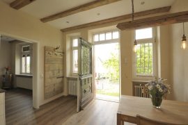 Ferienwohnung Wolfsbau in Miltenberg - Eingangsbereich mit Esstisch und Garderobe