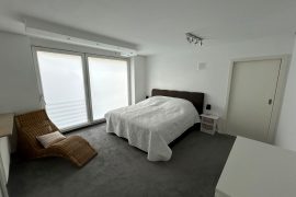 Schlafzimmer 3 mit großem Fenster in der Ferienwohnung Bechtold in Miltenberg