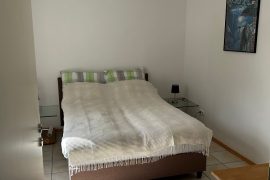 Eines der Schlafzimmer mit Doppelbett in der Ferienwohnung Bechtold in Miltenberg