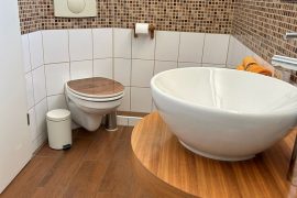 Eines der Badezimmer der Ferienwohnung Bechtold in Miltenberg