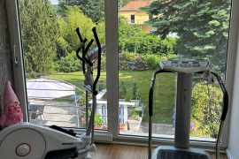 Fitnessraum mit Blick in den Garten der Ferienwohnung Bechtold in Miltenberg