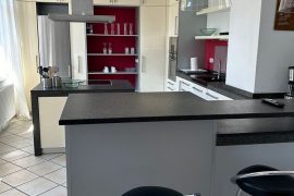 Küche mit Tresen der Ferienwohnung Bechtold in Miltenberg