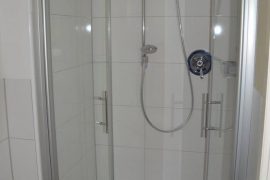 Duschkabine im Badezimmer der Ferienwohnung Burgblick in Miltenberg
