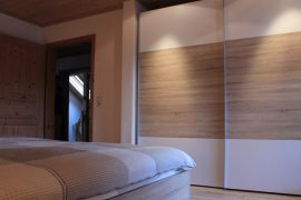 Ferienwohnung Neuberger in Bürgstadt - Kleiderschrank im Schlafzimmer