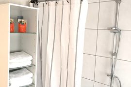 Badewanne mit Duschvorhang und Duschkopf im Badezimmer der Ferienwohnung Dörr in Bürgstadt