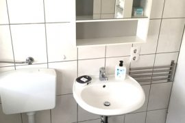 Waschbecken und WC im Badezimmer der Ferienwohnung Dörr in Bürgstadt