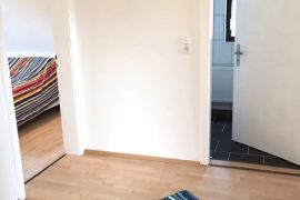 Der Flur in der Ferienwohnung Dörr in Bürgstadt mit Blick in ein Schlafzimmer und in das Bad