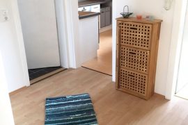 Der Flur in der Ferienwohnung Dörr in Bürgstadt mit Schuhschrank und Blick in die Küche