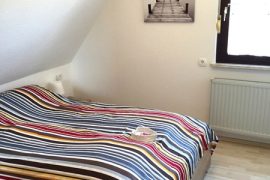 Das Bett im Schlafzimmer 1 der Ferienwohnung Dörr in Bürgstadt