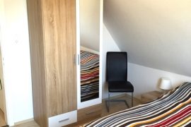 Der Schrank im Schlafzimmer 1 der Ferienwohnung Dörr in Bürgstadt