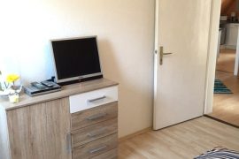 Sideboard mit Fernseher im Schlafzimmer 1 der Ferienwohnung Dörr in Bürgstadt