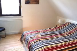 Das Bett im Schlafzimmer 2 der Ferienwohnung Dörr in Bürgstadt