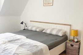 Queensize-Bett im zweiten Schlafzimmer der Ferienwohnung Forsthaus in Miltenberg