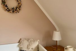 Einzelbett mit Nachttisch in der Ferienwohnung Forsthaus in Miltenberg