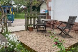 Garten mit Freisitz bei der Ferienwohnung Forsthaus in Miltenberg