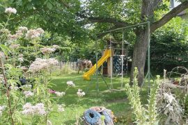 Garten mit Spielgeräten bei der Ferienwohnung Forsthaus in Miltenberg