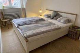 Doppelbett im Schlafzimmer der Ferienwohnung Forsthaus in Miltenberg