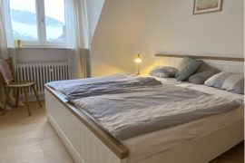 Doppelbett im Schlafzimmer der Ferienwohnung Forsthaus in Miltenberg