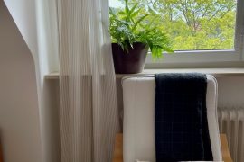 Sessel vor einem Fenster in der Ferienwohnung Forsthaus in Miltenberg